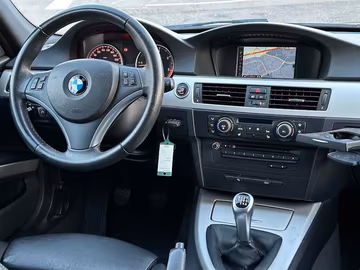BMW 320d PanoBi-Xenon-Navi-Dachhimmel schwarzM-Sport Vorschaubild 10