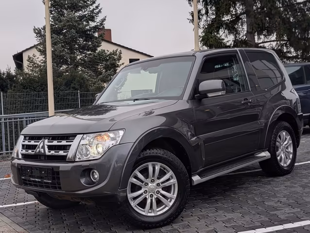 Mitsubishi Pajero Intense *4x4*LEDER*XENON*SHZ*NAVI*KAMERA* Baujahr 2013 (165.017 km, Diesel, 200 PS) - Gebrauchtwagen bei Autohaus Dörrschuck Mainz
