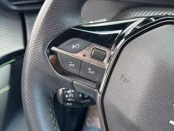 Peugeot 208 GT EAT8. NAVI. KAMERA. LED Vorschaubild 17