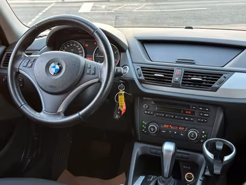 BMW X1 18d sDrive Automatik Becherhalter TÜV NEU Vorschaubild 9