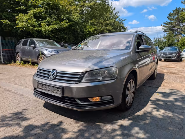 Volkswagen Passat Variant Trendline Sitzh. Klimaaut. Baujahr 2013 (286.900 km, Benzin, 122 PS) - Gebrauchtwagen bei Autohaus Dörrschuck Mainz