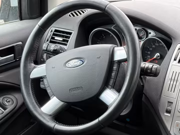 Ford Kuga 2.0 TDCi Individual 4x4. PANO. AHK. NAVI Vorschaubild 12