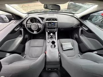Jaguar F-PACE 20d Pure AHK. NAVI. Kamera. PDC Vorschaubild 12