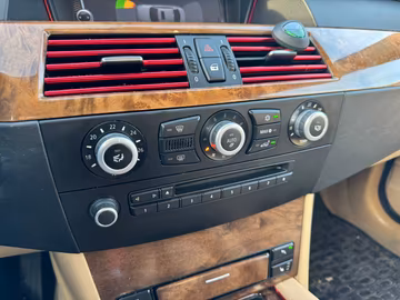 BMW 525xd xDrive 4x4. NAVI. XENON. SHZ. PDC Vorschaubild 6