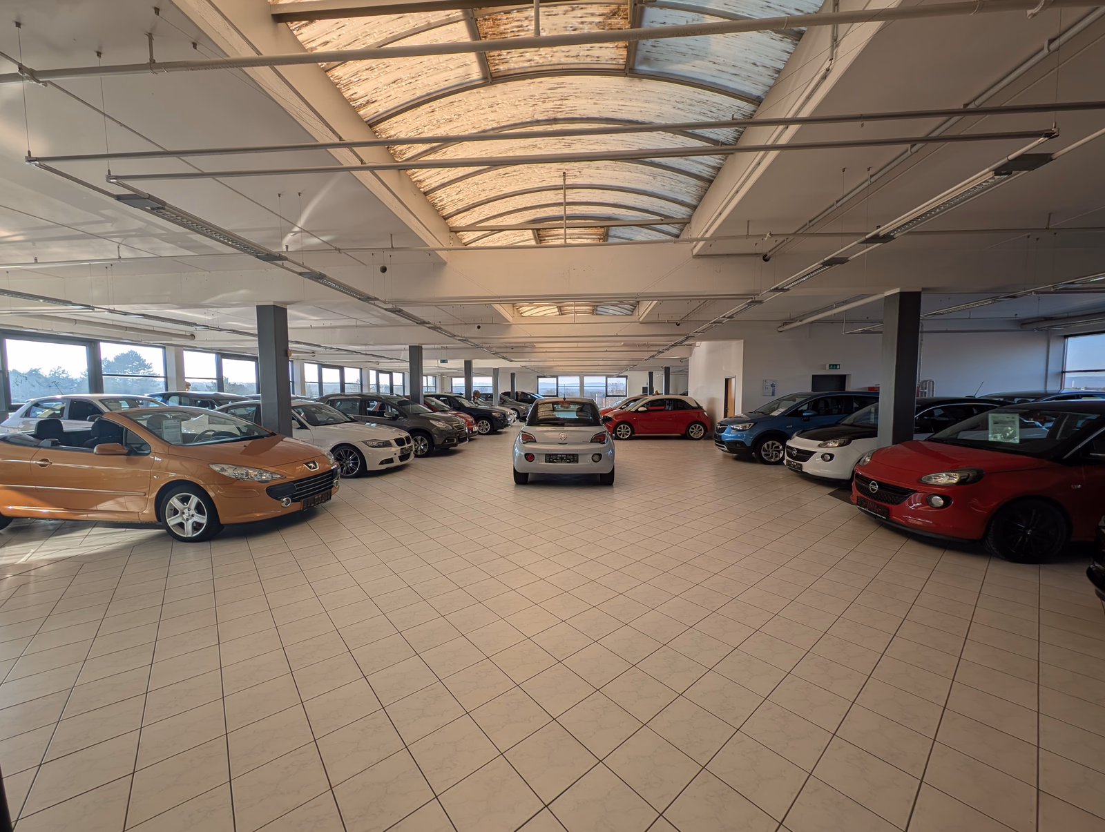 Zweites Obergeschoss mit Fahrzeugausstellung bei Autohaus Dörrschuck Mainz